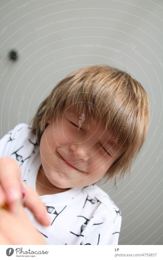 Junge mit geschlossenen Augen Freude Accessoire Kindergarten echte Menschen Lächeln Kinderspiel Freizeit & Hobby Optimismus Nahaufnahme Liebe Anschluss positiv