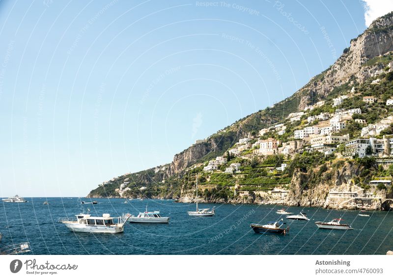 Boote bei Positano, Amalfiküste Italien Stadt steil Landschaft Natur Meer Küste Häuser Gebäude alt historisch Urlaub Tourismus Berg Gebirge Reise Felsen gelb