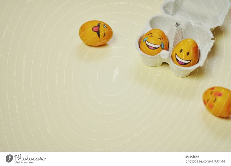 lustig angemalte ostereier im und um den karton Ostern Ostereier bemalt Smileys lachend Frühling Dekoration & Verzierung Tradition Lebensmittel Textfreiraum