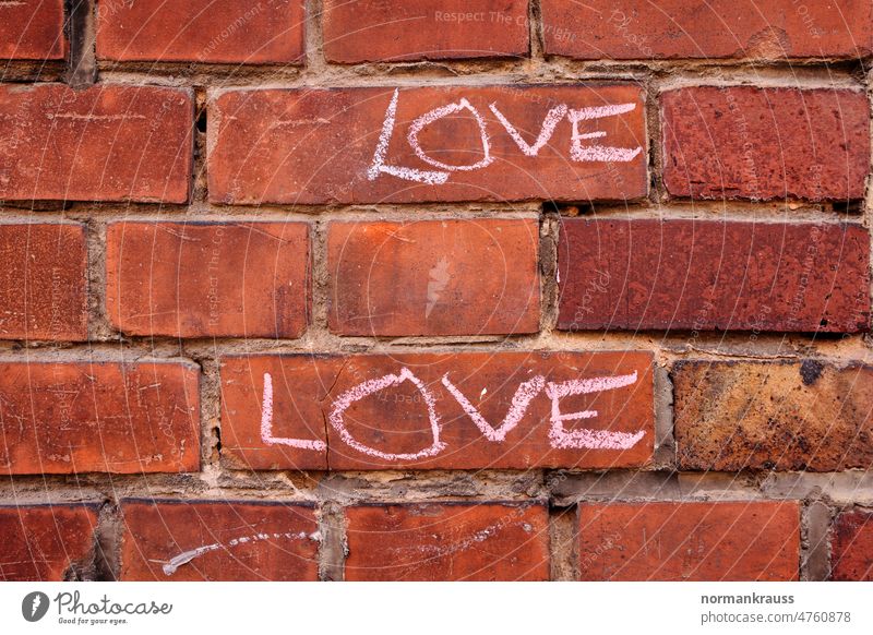 Das Wort 'LOVE' auf einer Wand liebe liebesbeweis bemalt love wandmalerei buchstaben baustein hintergrundbild rot architektur symbol schrift ziegelmauer