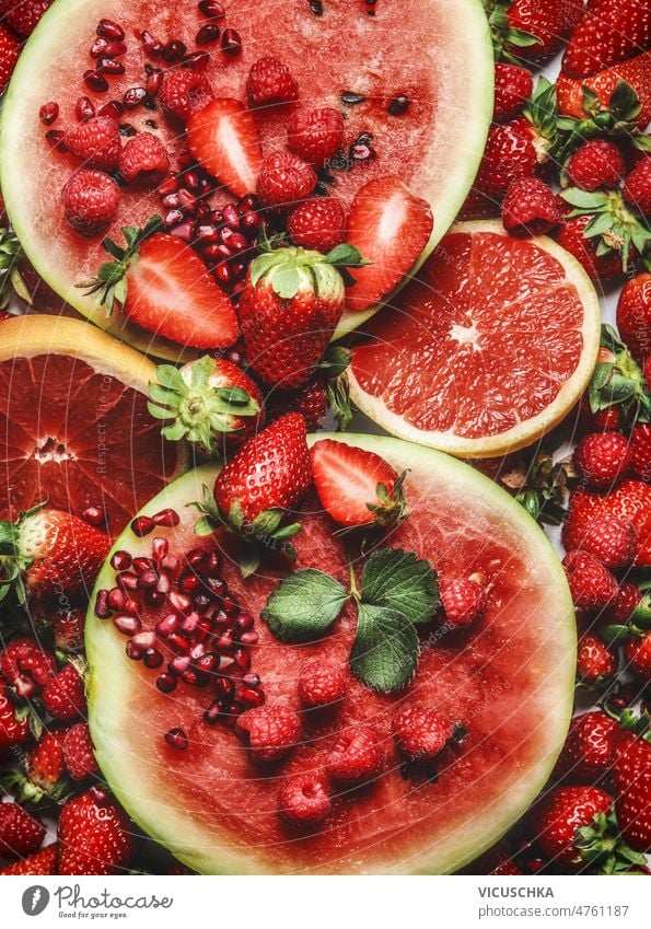 Rote Früchte und Beeren Hintergrund. Gesundes Sommeressen rot Wassermelone Grapefruit erdbeeren Himbeeren Granatapfelkerne Gesundheit Lebensmittel Draufsicht