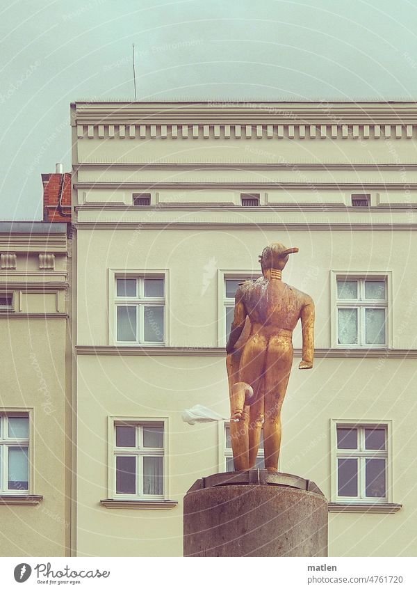 Skulptur Tanzende am Hermannplatz mit wehender Plastiktüte Berlin Kreuzberg Haus Himmel Vergoldet Plastikmüll Sockel Umweltverschmutzung