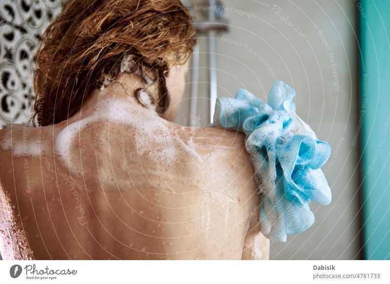 Frau beim Duschen im Badezimmer Wäsche waschen Behaarung Hygiene unverhüllt Wasser nackt sinnlich Haarwaschmittel Kopf im Innenbereich Körper Pflege Sauberkeit