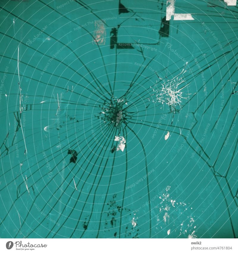 Abrechnung Glasscheibe Vandalismus Splitter Loch zersprungen Scherbe Klebstoff schadhaft Fenster Zerbrochenes Fenster Schaden Bruch netzartig verfallen