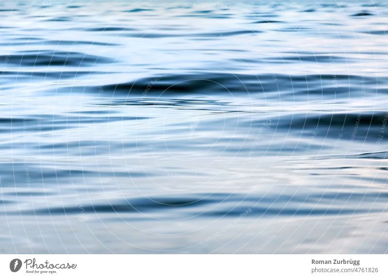 Sanfte Bewegung auf der Wasseroberfläche Wellen Element Oberfläche rein sauber liquide Textur Hintergrund Stille Ruhe Meer See Muster Natur beruhigend