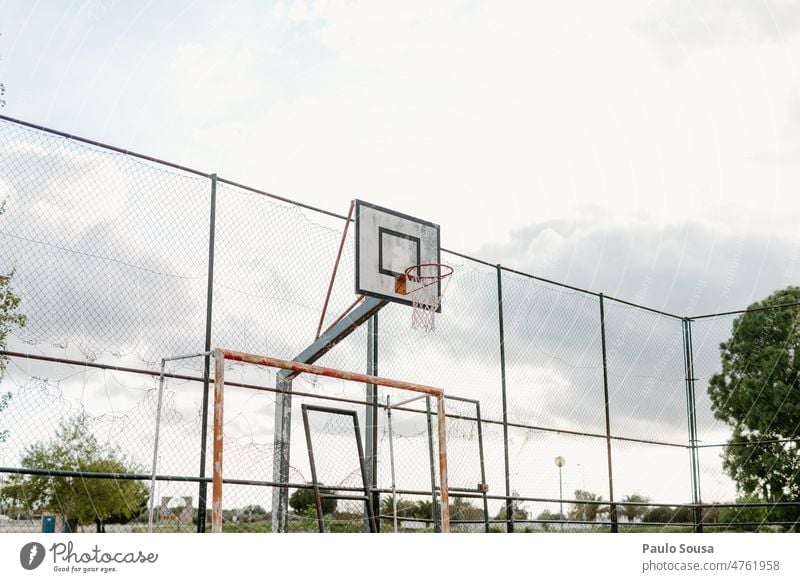 Alter rostiger Basketballkorb gegen den Himmel Korb Reifen Sport Spielen Gericht Außenaufnahme spielen Straße im Freien Spielplatz Park Silhouette Hintergrund