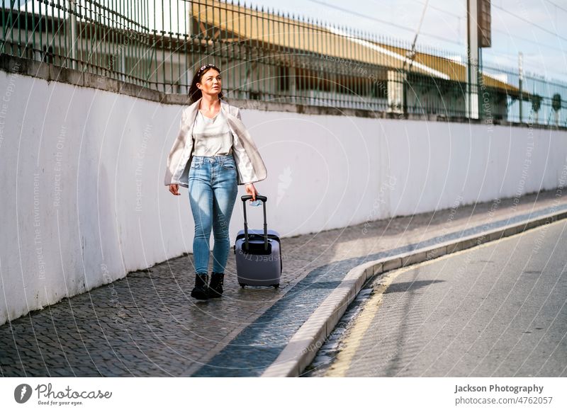 Porträt einer reisenden Frau mit Gepäck in der Stadt Großstadt covid-19 COVID medizinisch schützend Pandemie Mundschutz erkunden Schüler Geschäftsmann Abenteuer