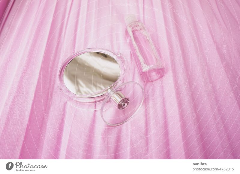 Einfaches und sauberes Stillleben einer Öko-Gesichtslotion und eines Schönheitsspiegels in Rosatönen Kosmetik Lotion Spiegel rosa Weiblichkeit einfach