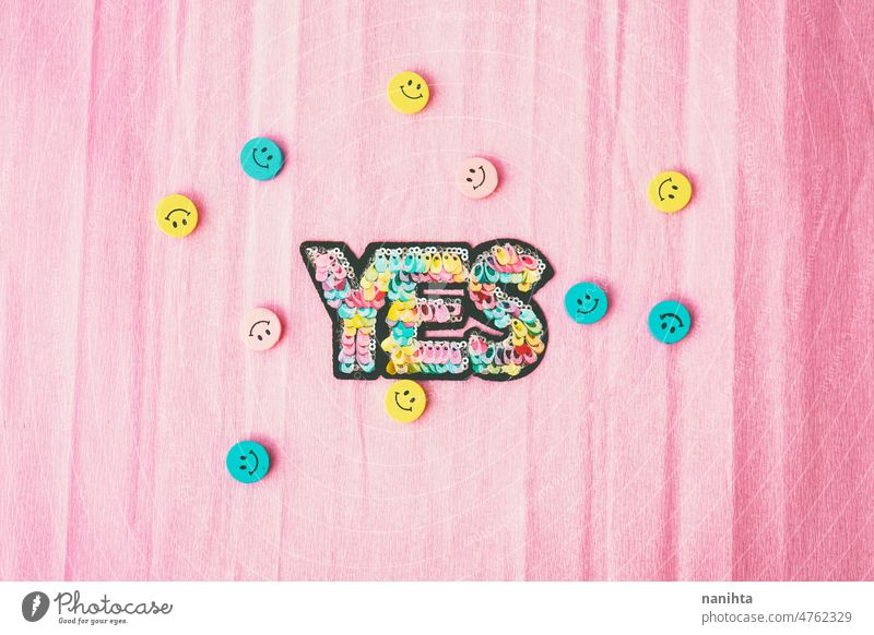 Wort "Ja" mit bunten Pailletten und umgeben von Smiley-Gesichtern machen ja Fröhlichkeit positiv Wellness diy Pastell Töne Design Fleck rosa gelb blau zyan