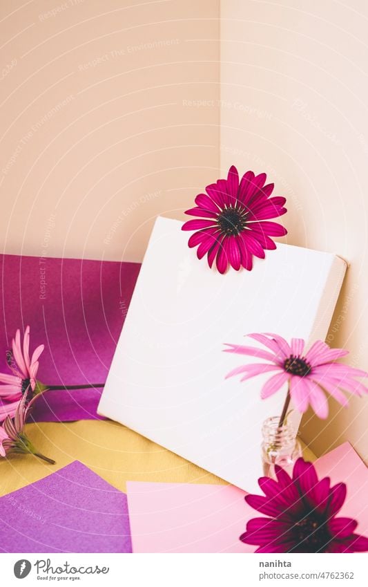 Mockup Bild mit einer weißen Leinwand umgeben von farbigen Papieren und Blumen Attrappe Frühling Design farbenfroh pulsierend post-it Haftnotizen Notizen gelb