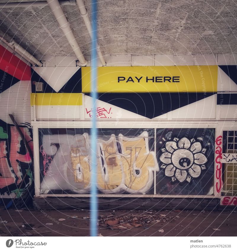 pay here Stadt Berlin verlassen Tankstelle Außenaufnahme Menschenleer Farbfoto Graffiti Beton Fassade Mauer