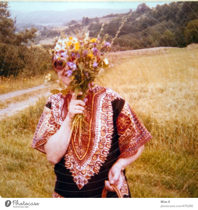 Hippie Mensch feminin Frau Erwachsene Leben 1 18-30 Jahre Jugendliche Umwelt Natur Landschaft Pflanze Sommer Blume Wiese Mode Sonnenbrille Lächeln lachen