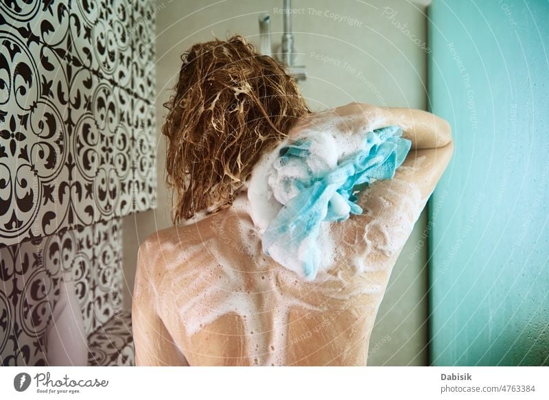 Frau beim Duschen im Badezimmer Wäsche waschen Behaarung Hygiene unverhüllt Wasser nackt sinnlich Haarwaschmittel Kopf im Innenbereich Körper Pflege Sauberkeit