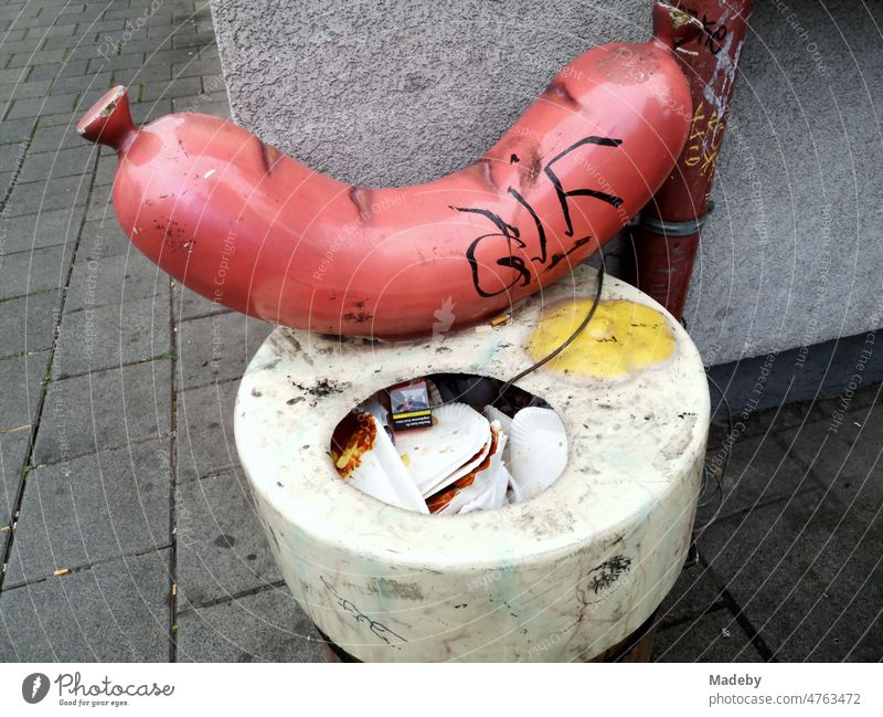 Mülleimer vor einer Wurstbude mit überdimensionaler Rindswurst an einer Straßenecke in der Innenstadt von Frankfurt am Main in Hessen Würstchen Imbuss
