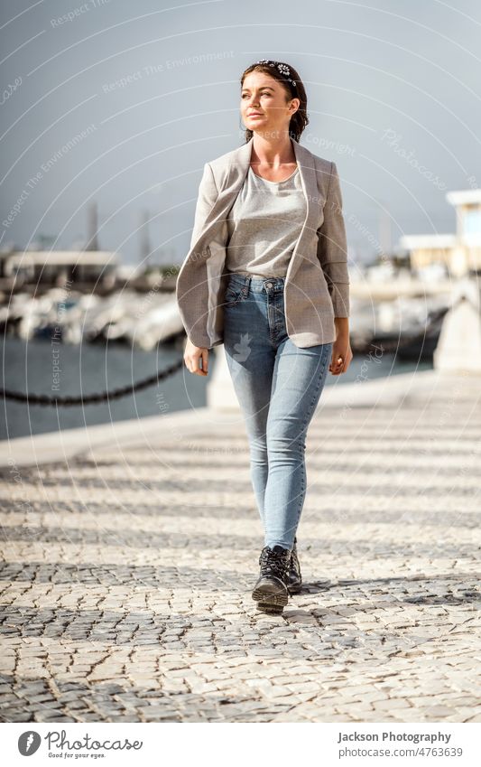 Porträt einer jungen, selbstbewussten Frau beim Spaziergang in der Stadt Mode im Freien Städtetrip unabhängig entspannt Tourist Schüler Unternehmer freundlich