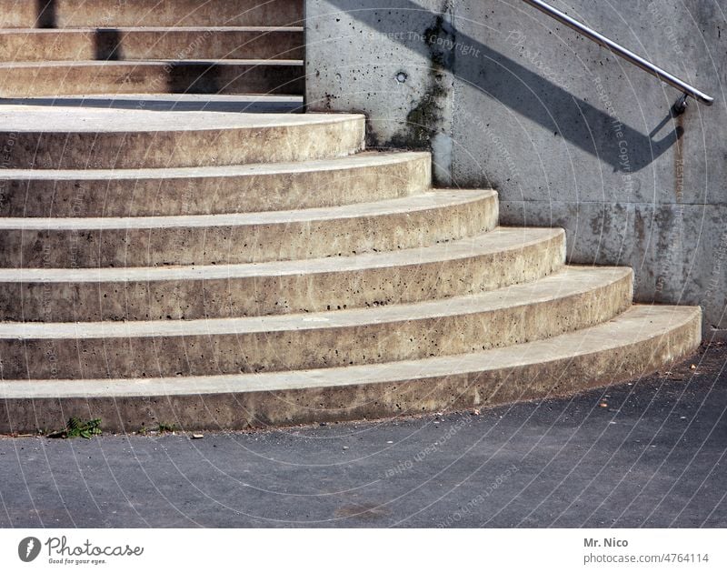 Außentreppe Treppenstufen Handlauf Stufen Treppenabsatz urban Steinstufen Architektur aufwärts abwärts Treppengeländer Schatten Halbrund Strukturen & Formen