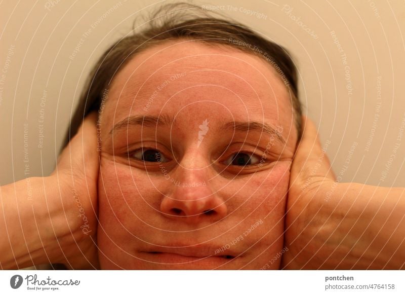 Antiaging, Botox, Hautstraffung, Schönheitschirurgie. Eine Frau zieht ihre Haut im Gesicht mit den Händen glatt. gesicht falten antiaging schönheit eitelkeit