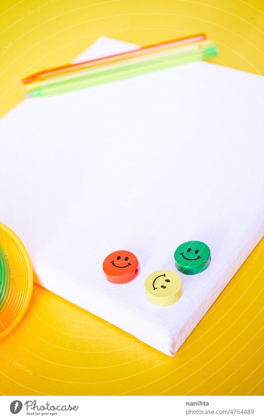 Nahaufnahme von drei bunten Smiley-Gesichtern auf einer weißen Leinwand Attrappe Kindheit positiv Fröhlichkeit Freunde Einstellung Optimismus Schule