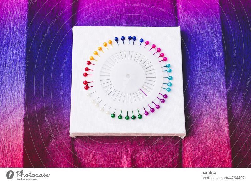 Nahaufnahme eines Regenbogens und eines bunten Kreises aus Stecknadeln Kurzwarenhandlung farbenfroh Nadel Vielfalt Varieté pulsierend brilliant kreisen rund neu