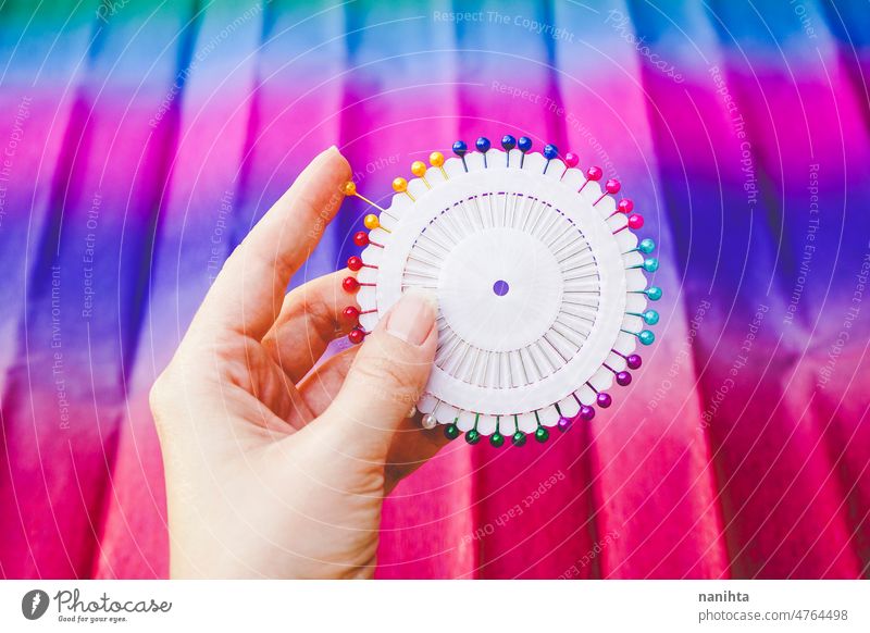 Nahaufnahme eines Regenbogens und eines bunten Kreises aus Stecknadeln Kurzwarenhandlung farbenfroh Nadel Vielfalt Varieté pulsierend brilliant kreisen rund neu