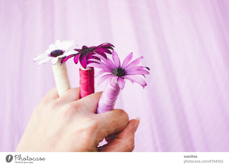 Nahaufnahme mit einem Konzept zwischen Blumen und Couture Nähen Faser geblümt purpur Töne rosa schön Mode trendy Palette neu organisch Baumwolle Hand Halt
