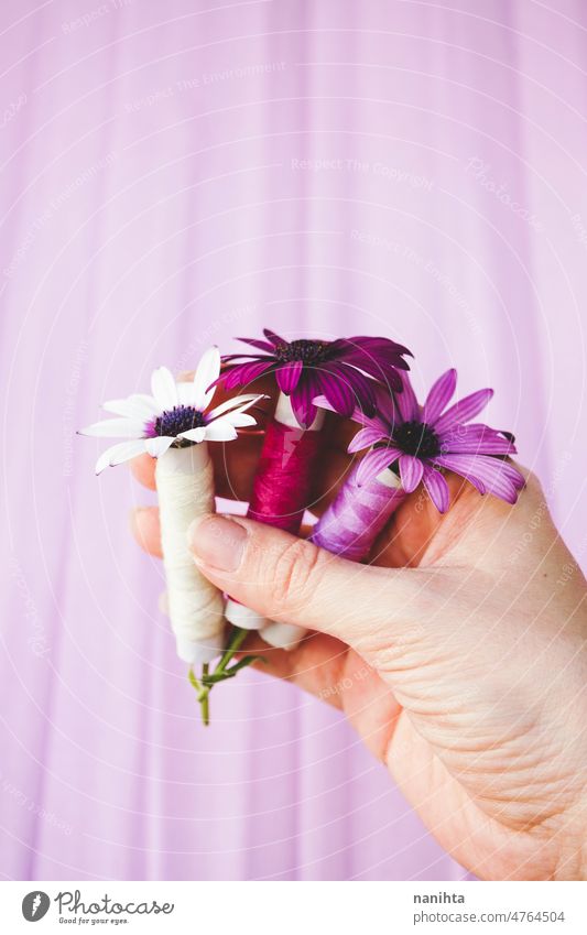 Nahaufnahme mit einem Konzept zwischen Blumen und Couture Nähen Faser geblümt purpur Töne rosa schön Mode trendy Palette neu organisch Baumwolle Hand Halt
