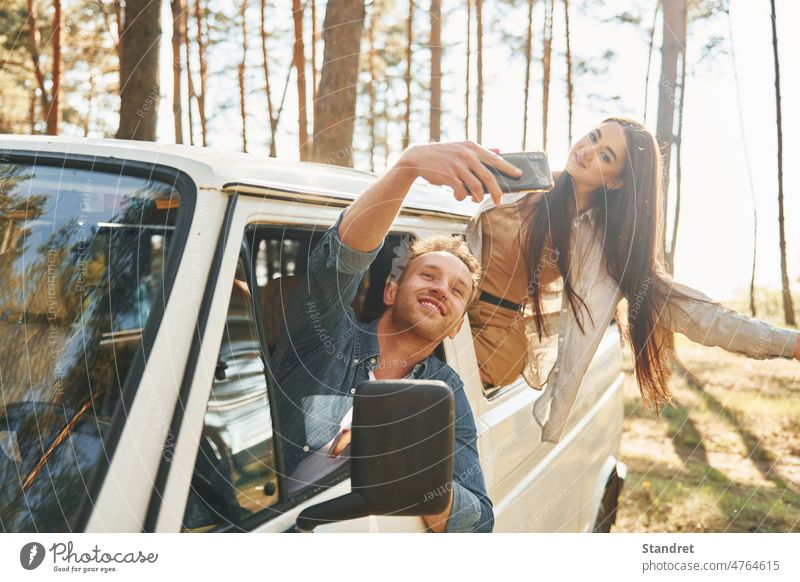 Selfie machen. Junges Paar reist in den Wald in der Tageszeit zusammen Tourist Abenteuer menschlich PKW Fahrzeug Menschen Zusammensein Menschengruppe Freunde