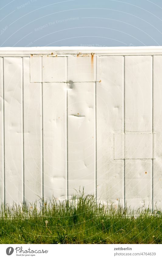 Weiße Wand wand mauer container weiß grenze nachbarschaft fläche himmel wiese gras rasen textfreiraum flicken geflickt leer tafel