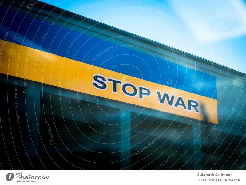 stop war - auf blau-gelb POLITIK ZEICHEN den krieg stoppen europa schrift symbol typo typografie ukraine ukrainekrieg ukrainekrise Solidarität politisch