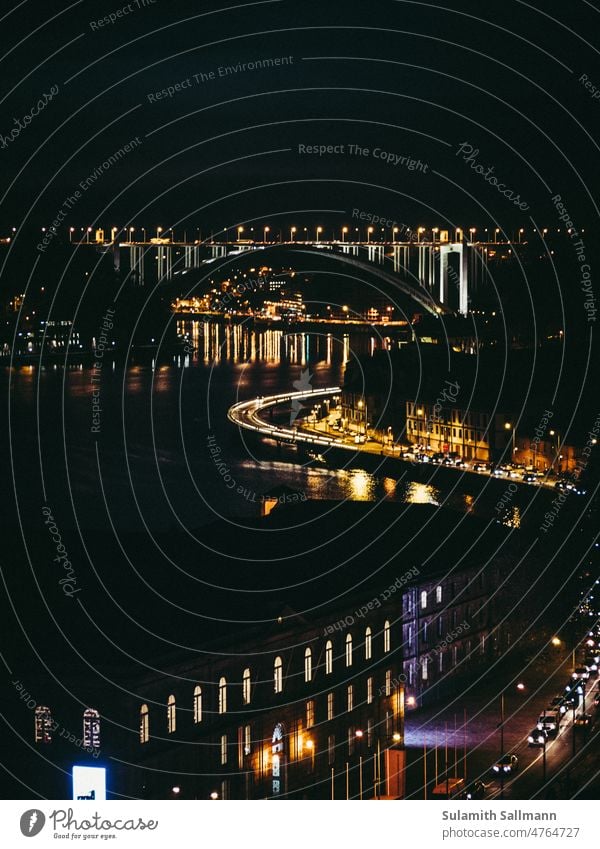 Porto mit Lichtern bei Nacht mit dem Fluß Douro Brücke Fluss Nachtaufnahme nachts ponte da arrábida Portugal Europa Stadt urban Weitsicht Städtereise städtisch