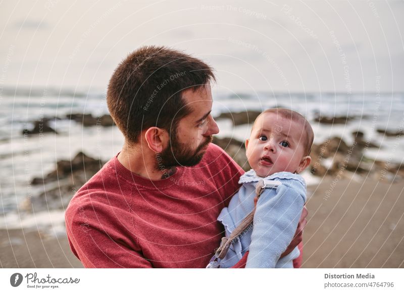 Junger alleinstehender Vater, der seinen kleinen Sohn am Strand umarmt Reisen mit Baby Kindheit Sonnenlicht Seeküste Blick Säugling Kaukasier Papa Familie