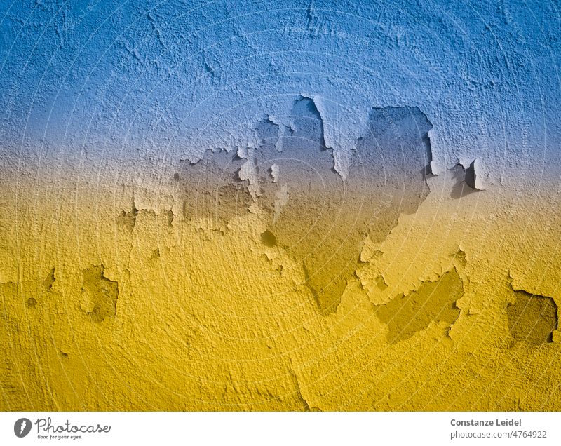 Abblätterndes Herz auf einer alten Fassade in den Farbe der Ukraine. herzförmig Mauer mauerwerk Wand Gebäude Stein Mauerwerk Strukturen & Formen Bauwerk Muster
