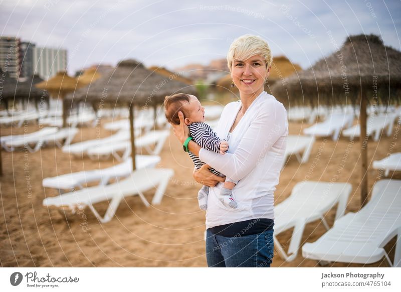 Mutter mit ihrem neugeborenen Baby Junge Bindung am Strand im Resort bei Sonnenuntergang Kind Portugal Algarve ruhen zwei Menschen Mama Elternschaft jung Frau