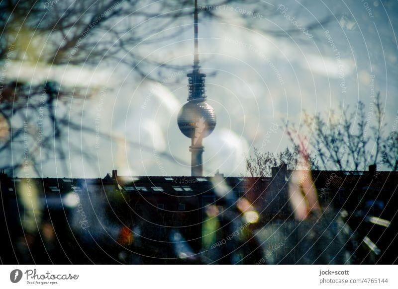 Der Fernsehturm und Leute im Park bei Sonnenschein unterwegs Mauerpark Berlin Berliner Fernsehturm Prenzlauer Berg Silhouette Reaktionen u. Effekte Illusion