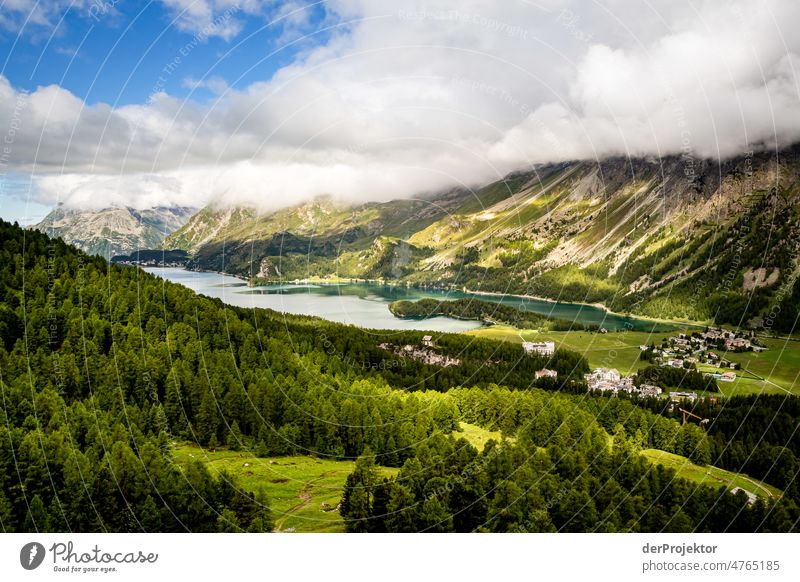 Blick ins Tal mit See mit Wolke im Gebirge in Engadin Bergspitze Bergsteigen weiß blau Freiheit Wolken Wolkenformation Berge u. Gebirge wandern Menschenleer