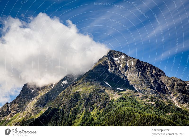Bergspitze in der Sonne und mit Wolke im Gebirge in Engadin Bergsteigen weiß blau Freiheit Wolken Wolkenformation Berge u. Gebirge wandern Menschenleer Natur