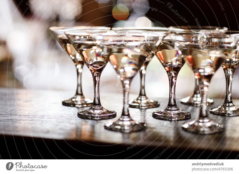 Martini-Gläser vor Gold Bokeh Hintergrund. Luxus-Cocktail-Getränk im Restaurant Bar mit Nacht Lichter verwischen. Elegantes Getränk Feier Partei für neue Jahr, Weihnachten, valentine.