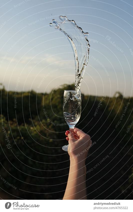 Weibliche Hand hält ein Glas frisches Wasser auf einer Natur und Himmel Hintergrund trinken Frau Mädchen Gesundheit Lifestyle jung Getränk Diät natürlich Person