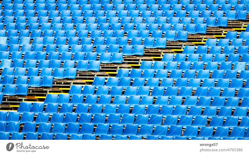 Blauer Montag | Tribüne mit blauen Sitzen und diagonal durchs Bild führenden Gang Tribünen blaue Sitze Sitzreihen Stühle Bestuhlung Sitzgelegenheit leer