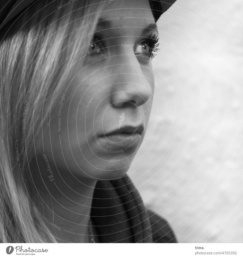 Frau mit fragendem Blick blick sorgenvoll weiblich blond profil portrait hut langhaarig