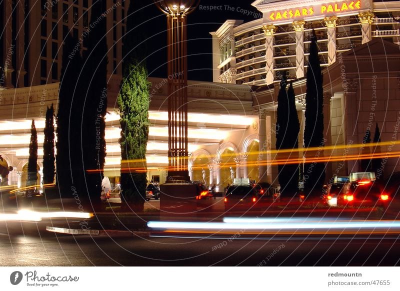 Las Vegas - Caesars Cesars Palace Nacht Langzeitbelichtung Nachtleben Eingang Portier Licht Werbung Hotel groß Amerika Caesar Tempel Spielkasino USA PKW