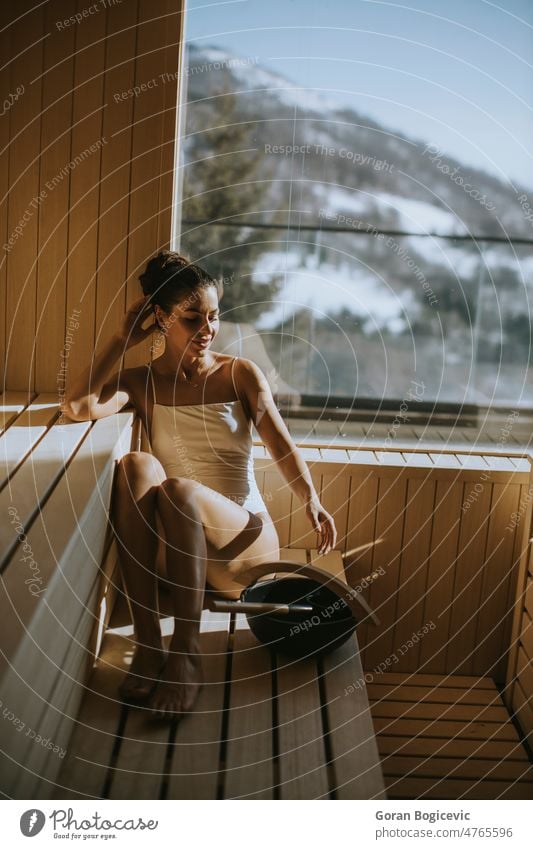Junge Frau entspannt sich in der Sauna Aktivität Erwachsener attraktiv Bad Badehaus Schönheit Bank Körper Kaukasier bequem niedlich Genuss Gesundheit erwärmen