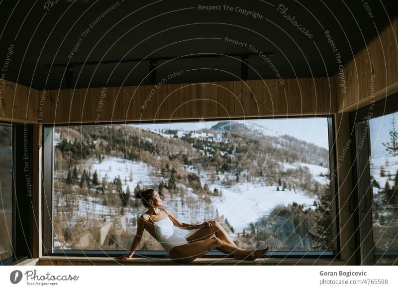 Junge Frau entspannt sich im Winter im Spa jung Kaukasier Resort Erholung Bikini Urlaub sich[Akk] entspannen Wasser im Freien außerhalb Schnee Reichtum reisen