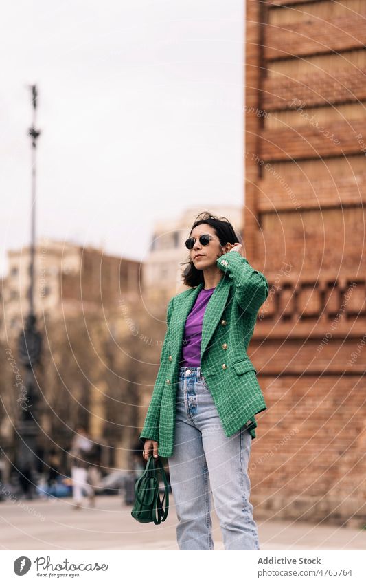 Stilvolle Frau zu Fuß in der Stadt Straße Großstadt trendy Mode urban Outfit Fußweg Kleidung feminin Vorschein Mantel Dame Handtasche Oberbekleidung