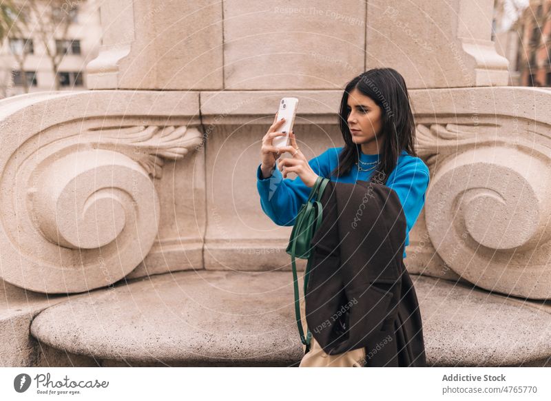 Frau nimmt Selfie auf der Straße Selbstportrait soziale Netzwerke Fotografie Großstadt urban Smartphone feminin Vorschein trendy Stadt Dame attraktiv Licht