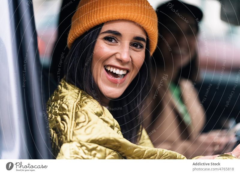 Lächelnde Frauen im Auto sitzend PKW Freund Arbeitsweg Straße Großstadt Bonden Zeit verbringen Zeitvertreib Freizeit Vorschein feminin heiter froh positiv