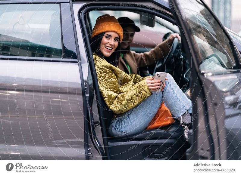 Lächelnde Frauen im Auto sitzend PKW Freund Arbeitsweg Straße Großstadt Bonden Zeit verbringen Zeitvertreib Freizeit Vorschein feminin heiter froh positiv