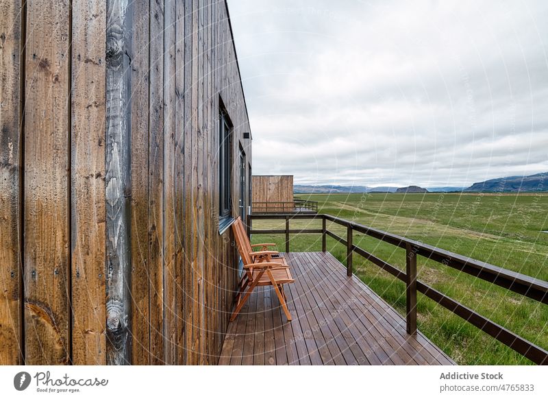 Stilvolle Gebäude auf dem Lande Haus Landschaft Feld Terrasse wohnbedingt ländlich Design Wohnsiedlung Umwelt Fenster grasbewachsen verweilen Island hvolsvollur