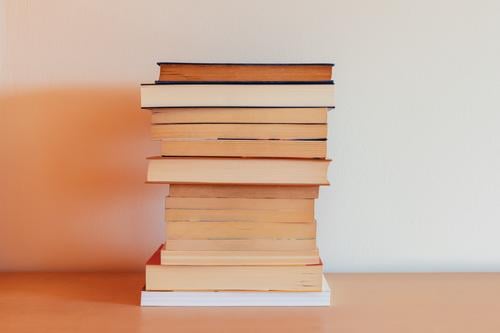 Stapel von Büchern auf einem Möbelstück Buch Bildung Bibliothek Literatur Haufen Lernen lesen Papier lehrreich Menschengruppe Information Wissen Page lernen
