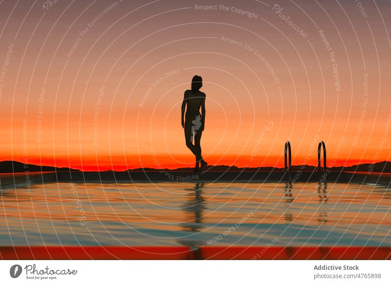 Frau Silhouette bei Sonnenuntergang Schwimmsport Pool Natur Sommer Sonnenaufgang jung Himmel Person im Freien Sonnenlicht Abend Lifestyle Wasser Freiheit